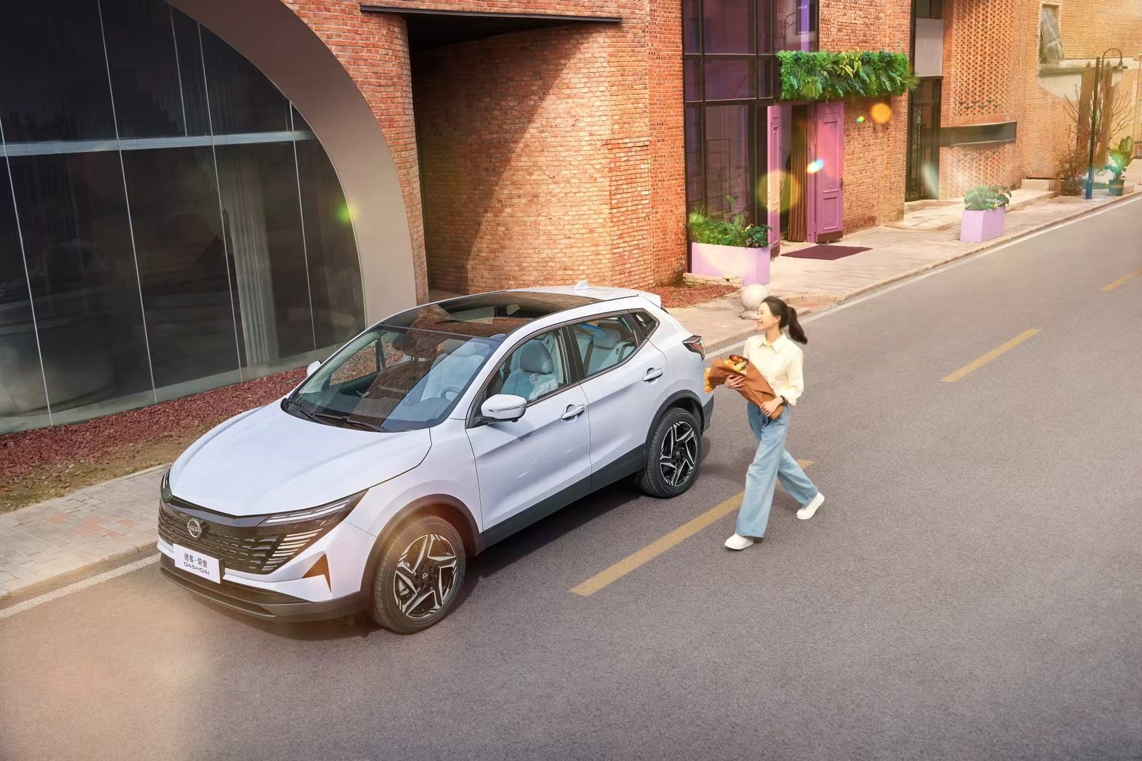 Dongfeng Nissan Qashqai silver SUV