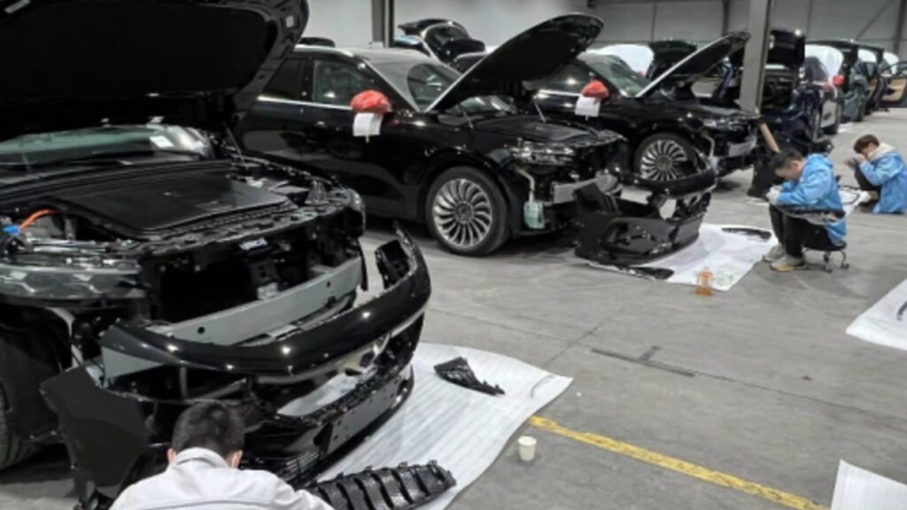 Vehicle disassembly and assembly in a technical work area